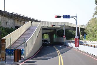 苗縣火炎山登山口交通改善 人行陸橋、停車場完工啟用