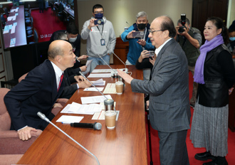 被柯建銘籲「中立」   韓國瑜妙答：我都快搬到中壢去了