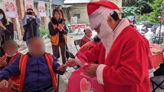 耶诞节前夕送爱 台电台中区处巧扮耶诞老人关怀弱势