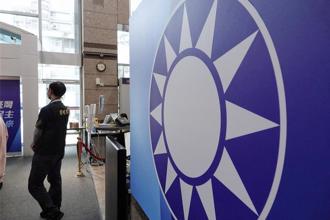 青鳥衝國民黨部前抗議  藍營掛氣球酸：民進黨求職博覽會