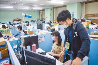 退休教师挺年改  没帮公务员说话？她不忍了吐1句话