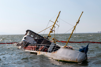 影》飞来横祸！印度客船遭「快艇」撞沉 衝击瞬间曝光