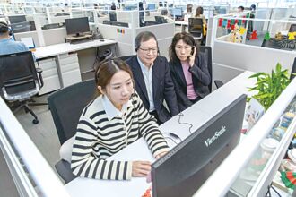 中信银副董 化身一日客服 詹庭祯偕同董事许妙静，视察分行强化防诈、友善金融措施