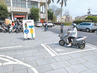 鍾東錦提機車考照 年齡降至16歲