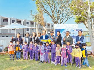 桃市在地企業暖捐行動書車