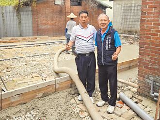 台中 里長偕警友 為低收兄弟蓋新家