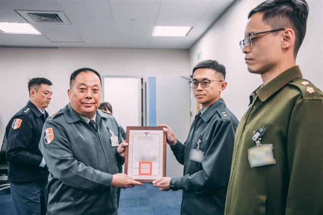  国防部副部长徐衍璞上将17日颁奖表扬绩优採购人员。
（军闻社记者吴柏融摄）