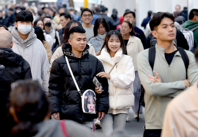 今天大陆冷气团南下，今晚到明晨下探10度以下，周末及下周还有2波更强的冷空气南下，应注意保暖。（范扬光摄）