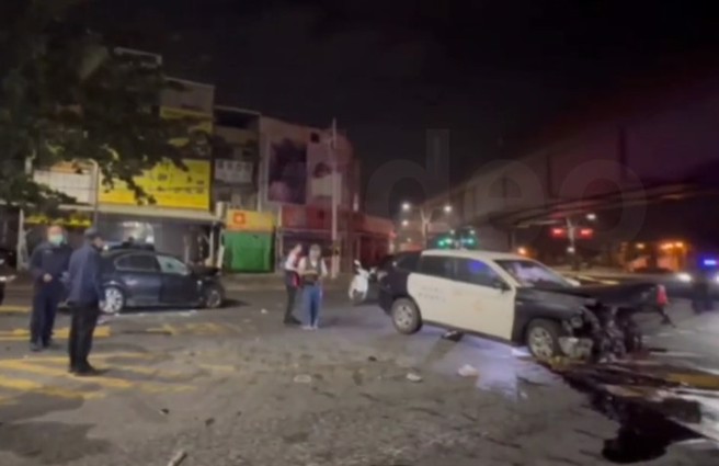 警车遭猛烈撞击毁损。(萧宥彤翻摄)