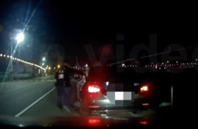 员警盘查后驾驶李客家足油门逃逸。(萧宥彤翻摄)