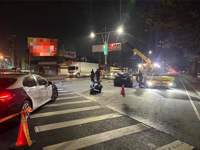 高雄市警方18日凌晨在仁武区八德北路拦查一部可疑车辆，未料该车突快速蛇行违规逃逸，员警于凤仁路与水管路拦截围捕时，李姓驾驶竟衝撞警车，造成3名员警受伤送医，李男受困车内喊痛，最后遭逮捕。（高雄市警方提供／林雅惠传真）