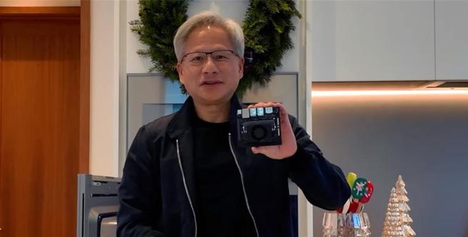 黄仁勋端出Jetson Orin Nano Super。图／撷取自NVIDIA Youtube