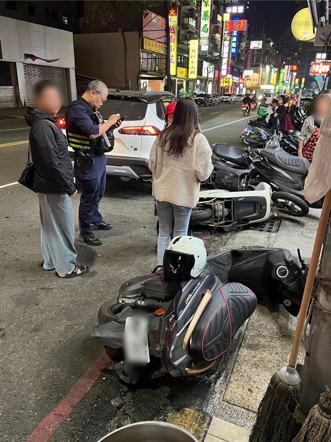 高雄凤山17日深夜发生毒驾车祸，肇事刘男开车衝撞路边4辆机车，导致2民眾受伤，当时警方正好在附近处理另外一起车祸，赶紧前往现场协助，并厘清事件经过。（民眾提供／纪爰高雄传真）