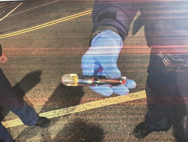 警方在肇事驾驶车内查获1盒依托咪酯烟弹，俗称丧尸烟弹共25个，以及使用过的烟弹1个。（民眾提供／纪爰高雄传真）