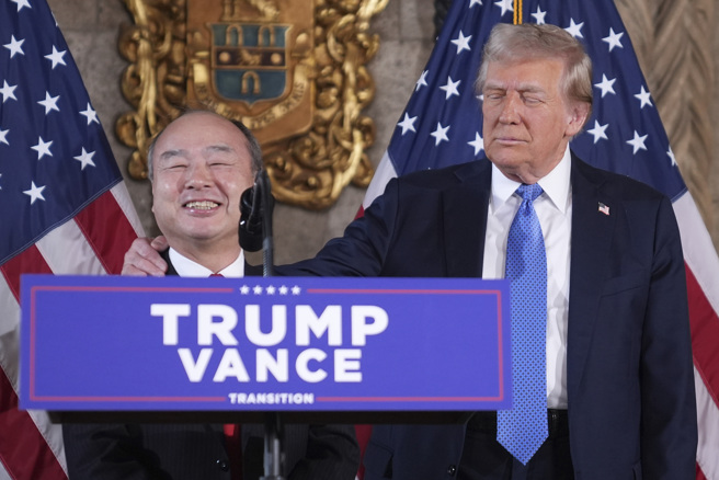 软银创办人孙正义（图左）承诺投资美国千亿美元，身边的川普（图右）喊话要2千亿美元。（图／美联社）