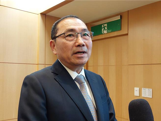 新北市长侯友宜今（18）日表示，提高劳参率，政府必须要以身作则，新北将以专案评估市府内适用劳基法的同仁，届满65岁可以延长退休，公务员部分，呼吁中央也比照《劳动基准法》评估延长退休年龄。（陈慰慈摄）