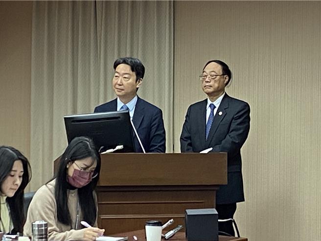 交通部長陳世凱（左）與觀光署長周永暉（右）。（陳祐誠攝）