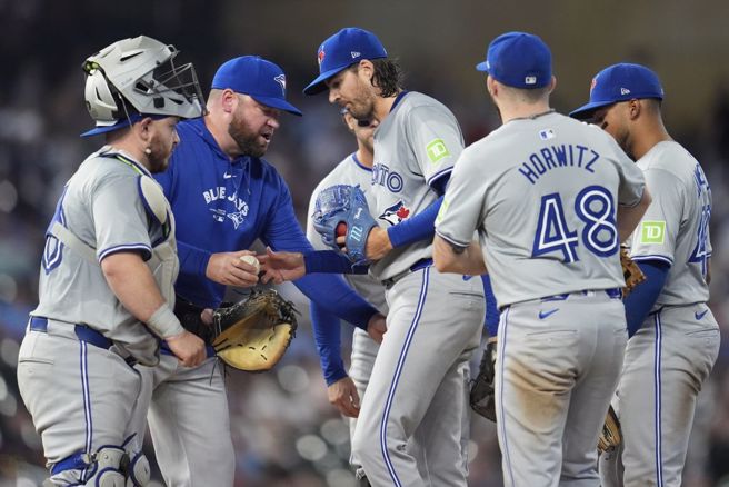 蓝鸟先发投手高斯曼(中)被总教练许奈德换下。（美联社资料照）