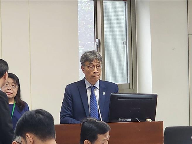 國民黨立委呂玉玲提議，學校教職員也應納入「班班有鮮奶」的範圍；農業部長陳駿季承諾會考量。(黃敬文攝)