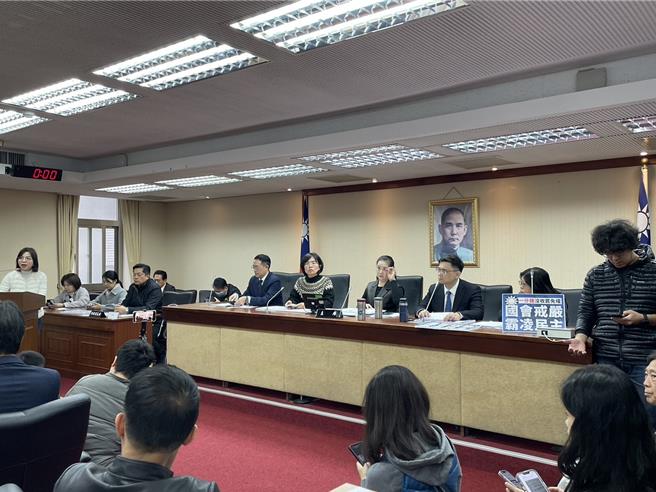 民进党立委今日占据内政委员会主席台，痛批16日会议违法无效。（张薷摄）