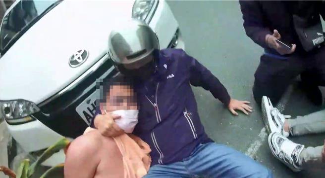 警方查获诈骗面交车手陈女、收水手黄男及监控手吴男，并当场查扣现金90万元、工作手机、工作证等。（警方提供／叶静美彰化传真）