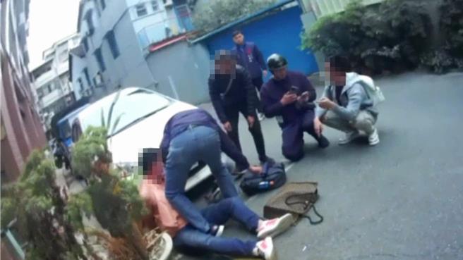 警方查获诈骗面交车手陈女、收水手黄男及监控手吴男，并当场查扣现金90万元、工作手机、工作证等。（警方提供／叶静美彰化传真）