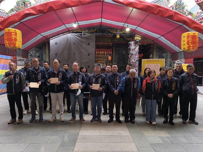 20多位里长联合声明。（李京升摄）