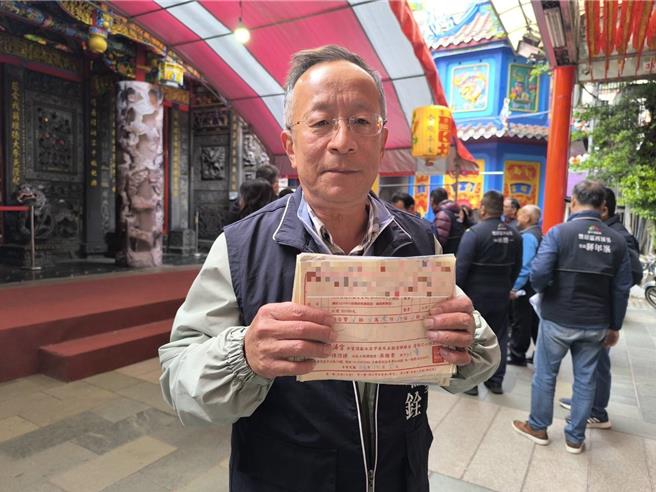 丰田里长刘瑞全出示存根联单据。（李京升摄）