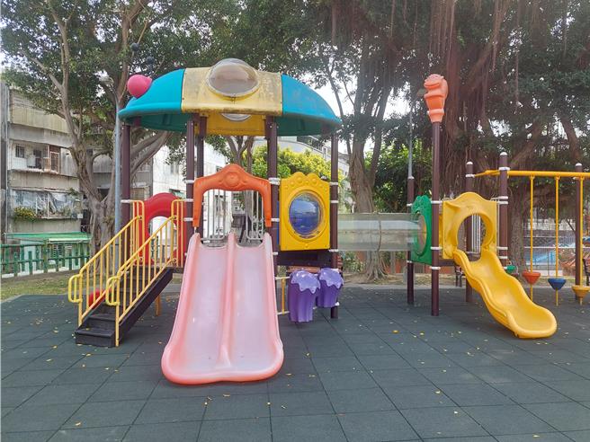 避免公园管理多头马车，新北市农业局今（18）日于市政会议提出《公园自治管理条例》草案，针对最扰人的民眾在公园禁菸区抽菸问题，未来将由农业局依《菸害防制法》开罚。（陈慰慈摄）