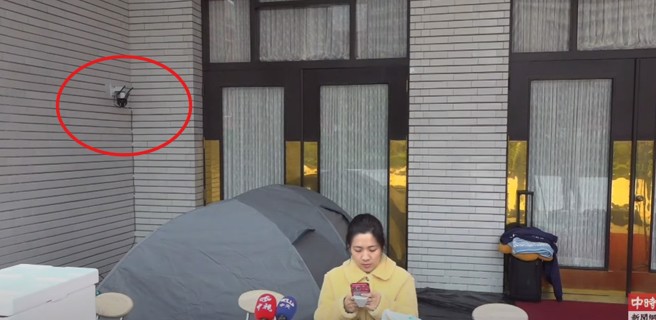 徐巧芯在議場門口裝監視器。（取自直播）