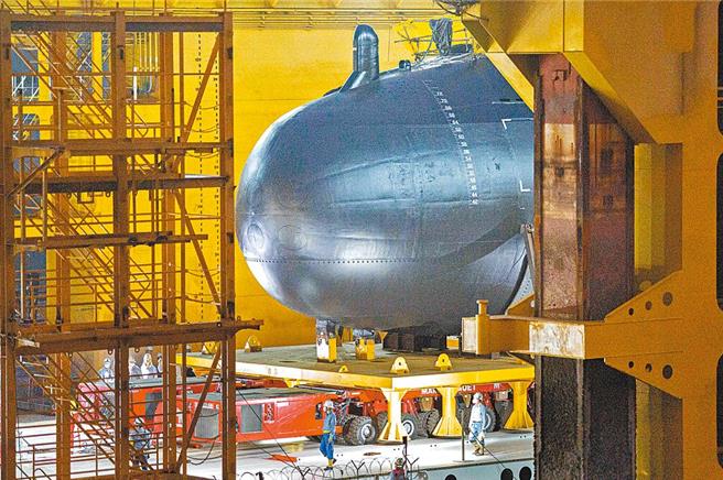 国造潜舰7艘后续舰预算高达2840亿元，自2025年起分14年编列。图为海鲲号。（本报资料照片）