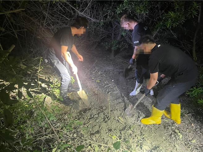 斗六分局员警10月间漏夜前往四湖乡挖掘林姓男子遭弃尸的地点。（斗六分局提供）