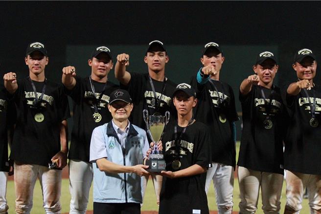 新北市谷保家商青棒代表队夺「2024年中信杯第12届黑豹旗全国高中棒球大赛」冠军。（榖保家商提供）