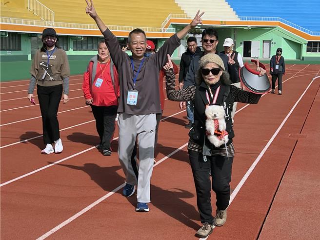 22名平均年龄接近80岁的阿公阿嬷，18日首度走进台南市立体育场，完成人生的第一场3公里小马拉松路跑，人人脸上露出挥洒汗水之后的笑容。（洪荣志摄）