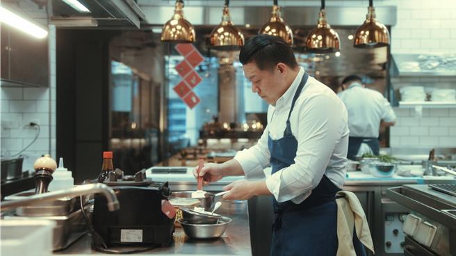 首位台湾籍三星主厨何顺凯 ，主持《一碗江湖》跨界拍摄台湾美食文化纪录片。（世界柔软提供）