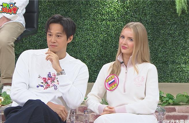 徐新洋（左）跟老婆宋蕊安一同上节目分享夫妻相处。（八大提供）