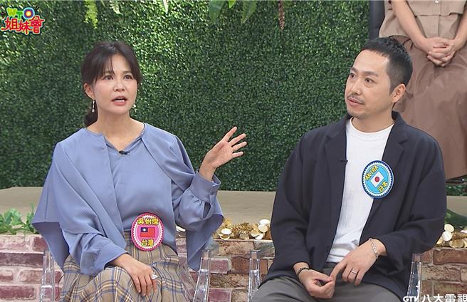 吴怡霈（左）带着日籍老公AKIRA上节目。（八大提供）