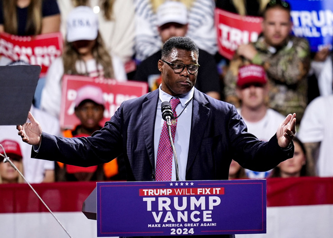 川普17日提名62岁前美式足球明星华克（Herschel Walker）出任美国驻巴哈马大使，华克曾称「不想变吸血鬼、想成为狼人」。（美联社）