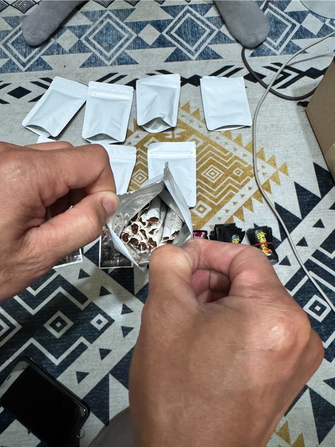 新兴毒品犯滥，花莲县警今年1月1日至12月15日查获三级毒品件数与数量均较去年同期增加2倍以上；图为彩虹菸。（警方提供／罗亦晽花莲传真）