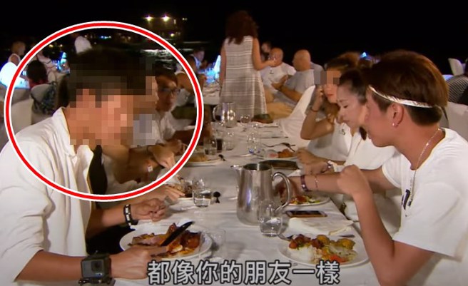 六月和李易(右侧)恰好坐在滑雪教练(红圈)对面，不过没有过多互动。（图／爱玩客 iWalker YT）