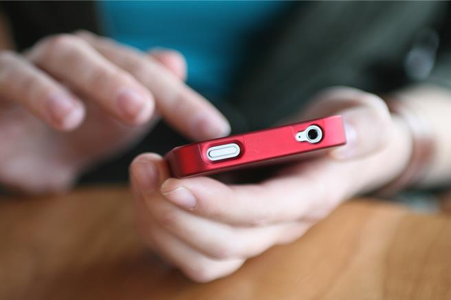 陈男拿同袍手机传裸照。 （图：shutterstock／达志）