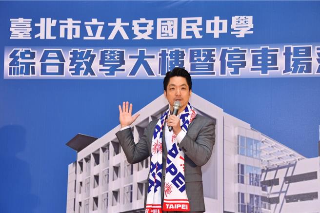 2024年双城论坛于台北晶华酒店17日落幕，主论坛上放置「台胞服务手册」引发热议。台北市长蒋万安18日赴大安国中综合教学大楼暨停车场落成启用典礼接受媒体联访回应，大家要对自己有信心。（台北市政府提供）