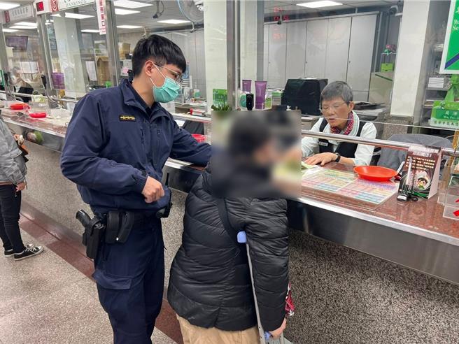 陷入愛情陷阱抵押房產欲匯款，警方攔截婦人394萬。（警方提供／呂筱蟬桃園傳真）