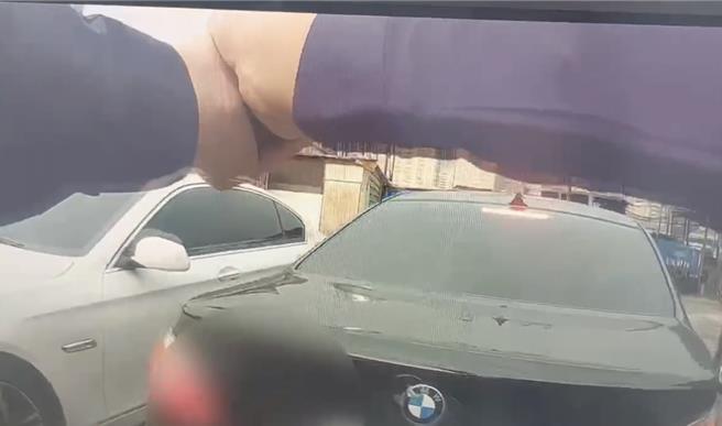 新北市新店区51岁李姓男子及56岁周姓男子，3月时因行迹可疑遭到巡逻员警盘查，而两人中李男为通缉犯身分，周男则是前几日才吸食安非他命，遂因此心虚逃上各自轿车，员警见状立即拔枪喝斥「赶快下车！」。（新店警分局提供）