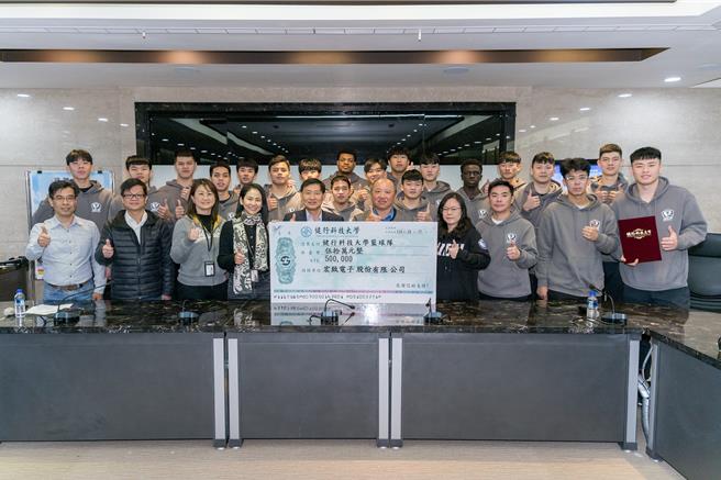 桃园市健行科技大学篮球队是UBA大专篮球联赛的常胜军，在地企业宏致电子捐赠50万元给学校篮球队，期盼球员们能在赛场上发光发热。（健行科大提供／吕筱蝉桃园传真）