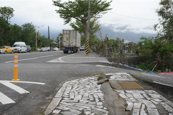 花莲市中原路近日将展开道路人行道改善工程，施工范围从中正路口至七脚川公园，全长1.2公里，採9阶段分段施工。（花莲市公所提供／罗亦晽花莲传真）
