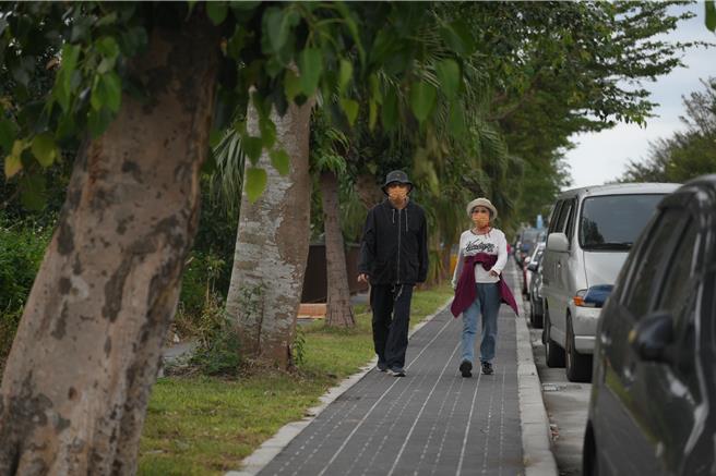 花莲市中原路重庆路口至长安街口北侧，先前已在花东基金支持下改善人行步道，启用后不少民眾都说好走。（花莲市公所提供／罗亦晽花莲传真）