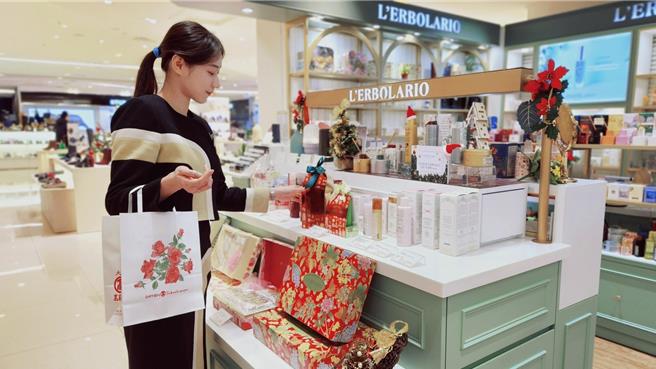 大叶高岛屋观察耶诞将至，香氛保养礼盒很受欢迎，堪称实用与美感兼具的送礼首选。（大叶高岛屋提供／朱世凯台北传真）