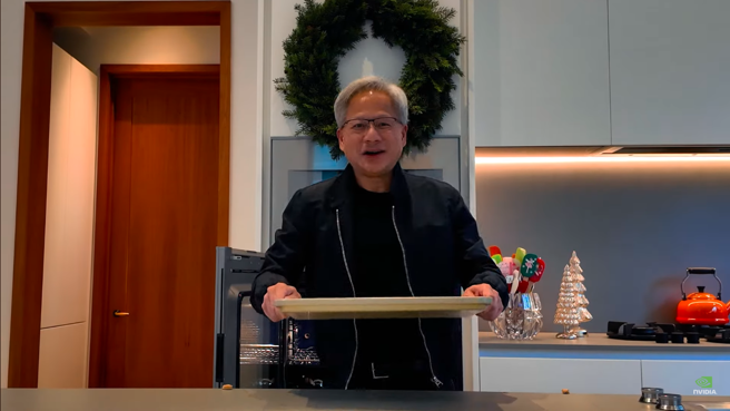 辉达执行长黄仁勋宣传超小型生成式AI开发者套件「Jetson Orin Nano Super」。（翻摄自Nvidia YouTube）