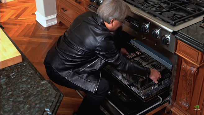辉达执行长黄仁勋过去曾从烤箱中拿出A100绘图晶片。（翻摄自Nvidia YouTube）